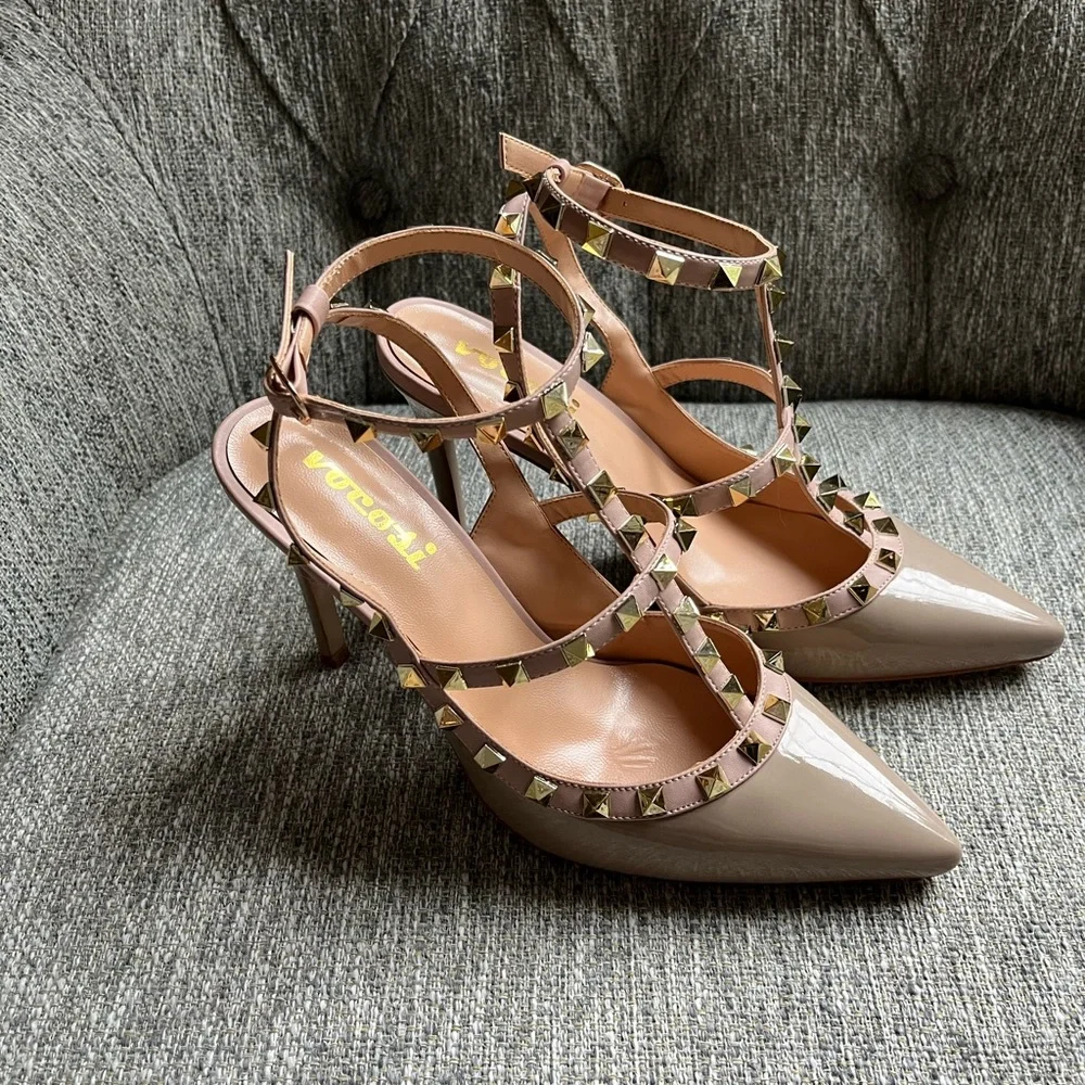 - Woman’s vegan leather gold studded heels. Size 8.5 - Picture 1 of 12